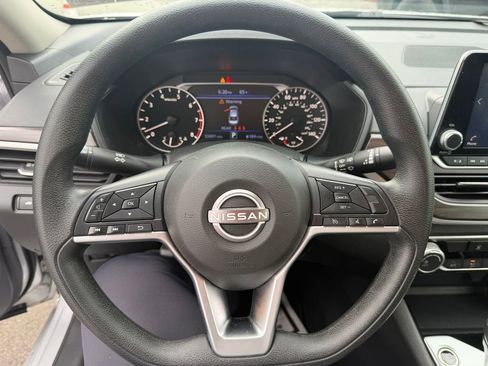 Used 2024 Nissan Altima 2.5 SV FWD image 15