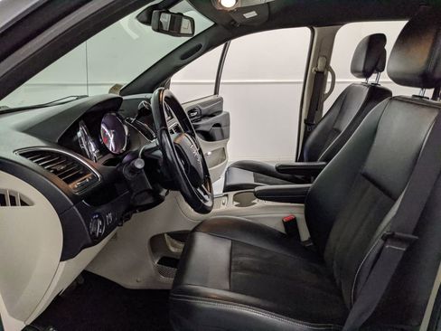Used 2019 Dodge Grand Caravan SXT FWD image 17