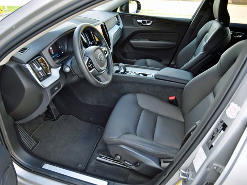 Used 2025 Volvo XC60 B5 Plus image 7