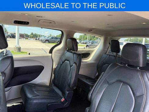 Used 2020 Chrysler Pacifica Touring-L FWD image 18