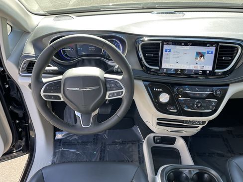 Used 2024 Chrysler Pacifica Limited FWD image 12
