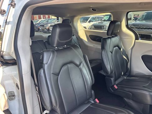 Used 2023 Chrysler Pacifica Touring-L FWD image 44