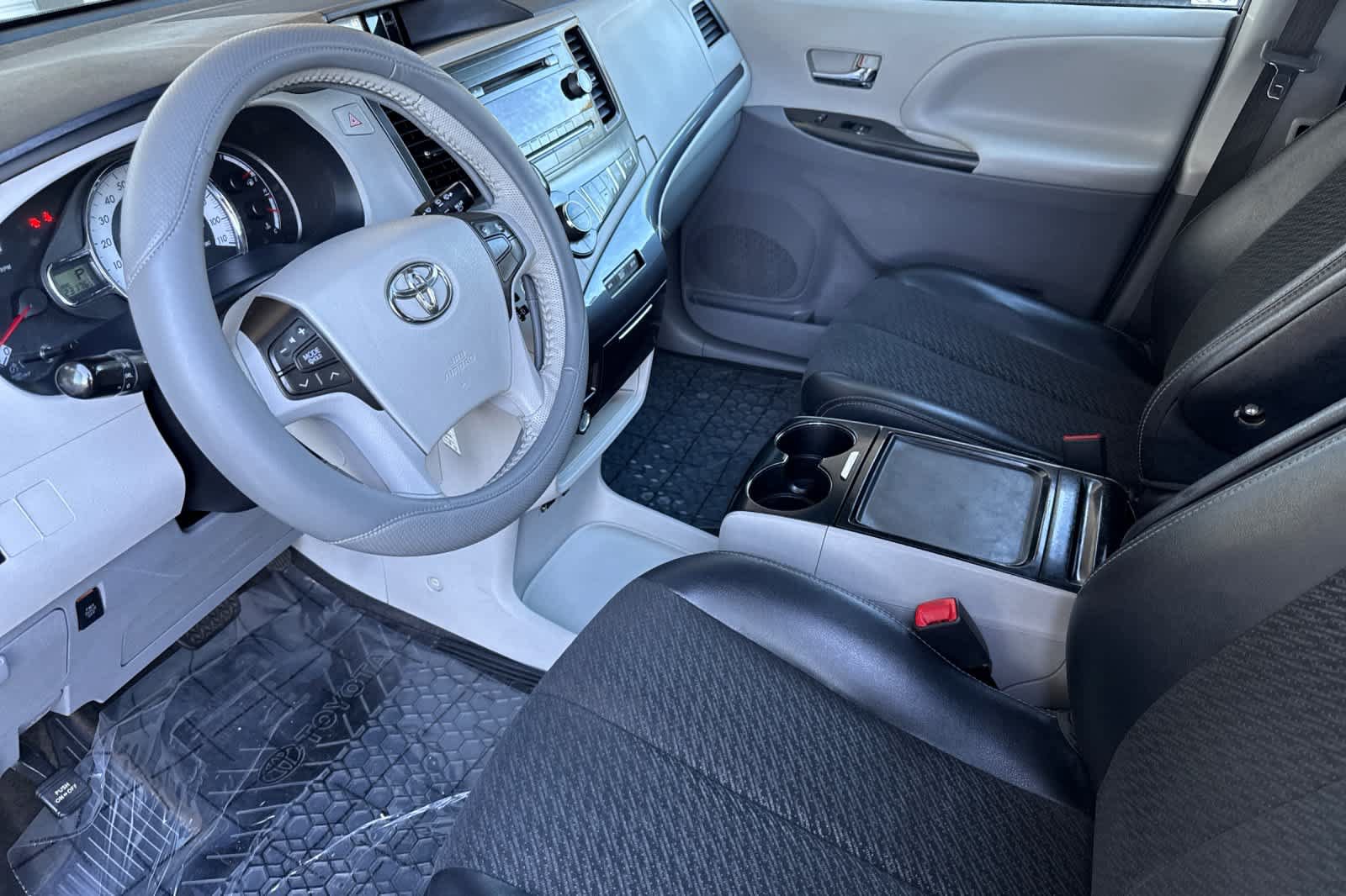 Used 2012 Toyota Sienna SE FWD image 11