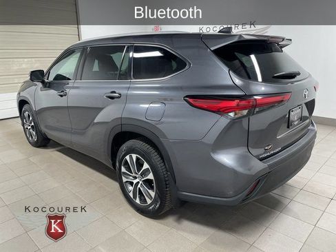 Used 2022 Toyota Highlander XLE AWD/4WD image 4