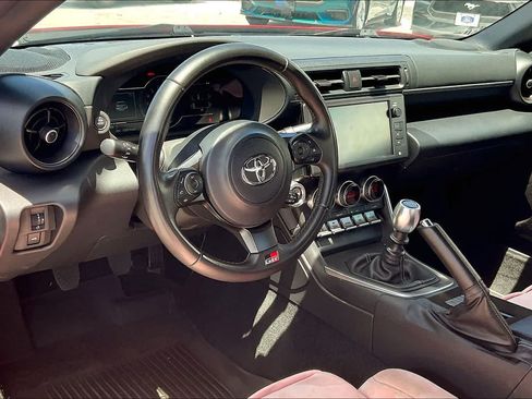 Used 2025 Toyota GR86 w/ ALL Weather Mat Package (TMS) RWD image 2