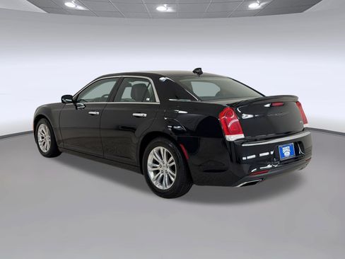 Used 2017 Chrysler 300 C RWD image 3
