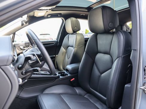 Certified 2026 Porsche Macan AWD/4WD image 5