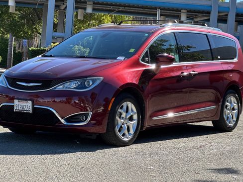 Used 2020 Chrysler Pacifica Touring-L w/ Tire & Wheel Group image 7