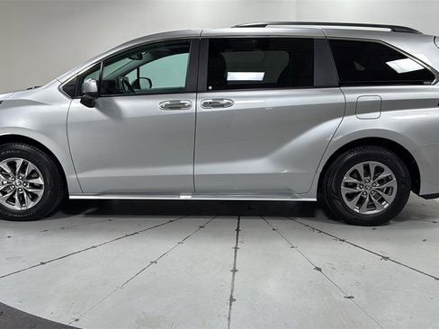 Used 2024 Toyota Sienna XLE image 8