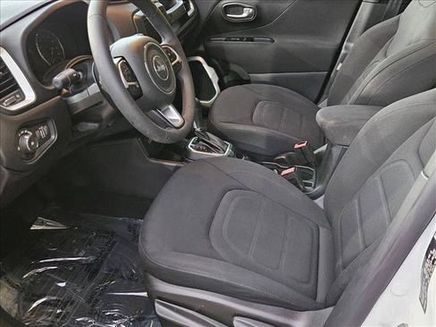 Used 2019 Jeep Renegade Latitude AWD/4WD image 15
