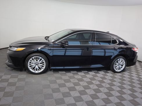 Used 2019 Toyota Camry XLE image 8