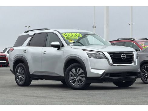 Used 2024 Nissan Pathfinder SV FWD image 2