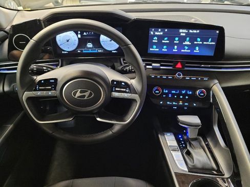 Used 2025 Hyundai Elantra SEL image 22