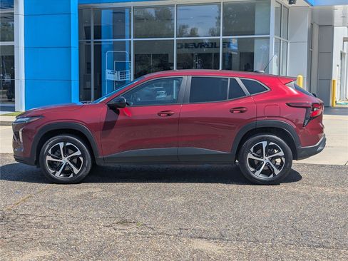 Used 2025 Chevrolet Trax RS w/ Driver Confidence Package FWD image 2
