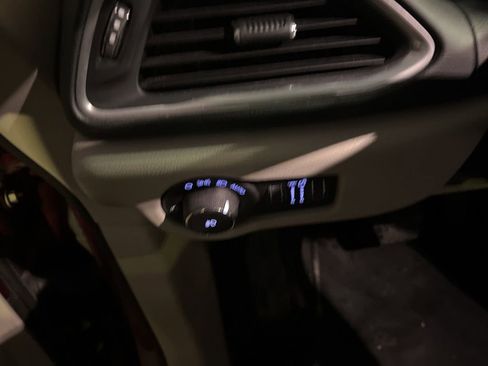 Used 2018 Chrysler Pacifica Touring-L Plus w/ Tire & Wheel Group image 7