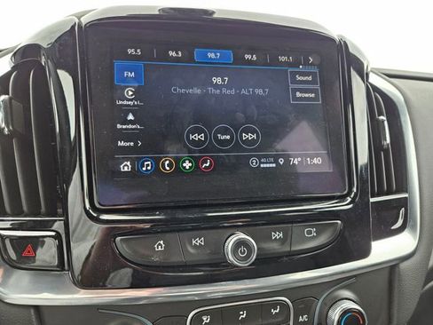 Used 2022 Chevrolet Traverse LT image 11