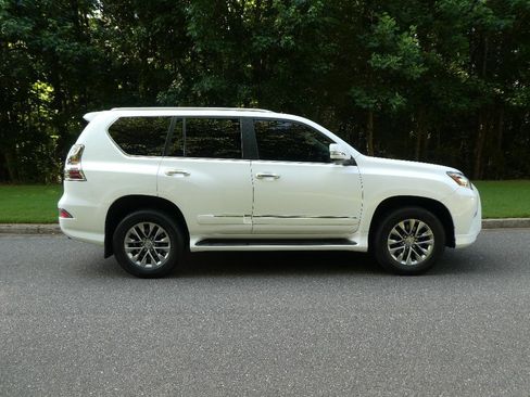Used 2016 Lexus GX 460 Luxury w/ Preferred Accessory Package AWD/4WD image 2
