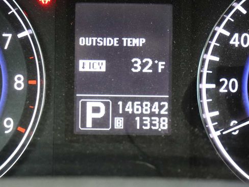 Used 2010 INFINITI G37 x w/ Premium Pkg image 11