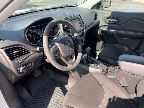 Used 2019 Jeep Cherokee Latitude w/ Popular Appearance Group FWD image 10