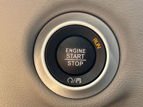 Used 2019 Chrysler Pacifica Touring-L image 34