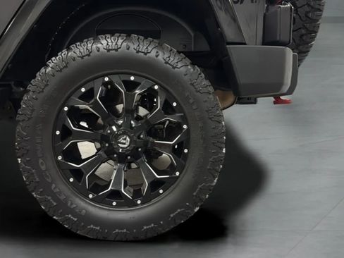 Used 2018 Jeep Wrangler Unlimited Sahara w/ Connectivity Group AWD/4WD image 34