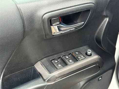 Used 2017 Toyota Tacoma TRD Off-Road image 27