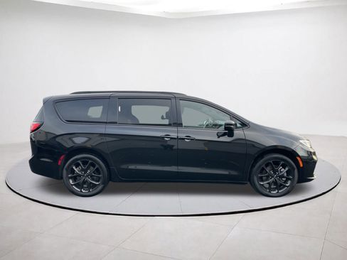 Used 2023 Chrysler Pacifica Touring-L w/ S Appearance Package image 6