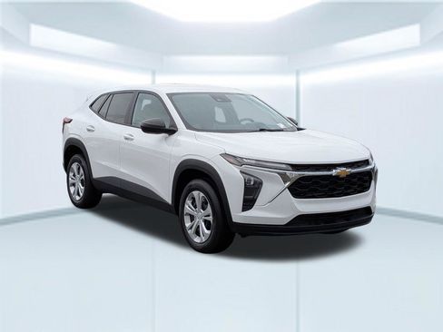 Used 2025 Chevrolet Trax LS FWD image 8