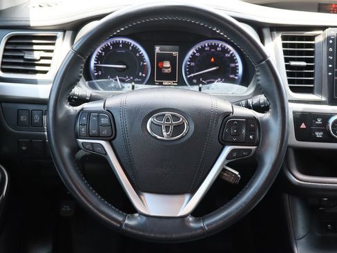 Used 2019 Toyota Highlander XLE FWD image 13