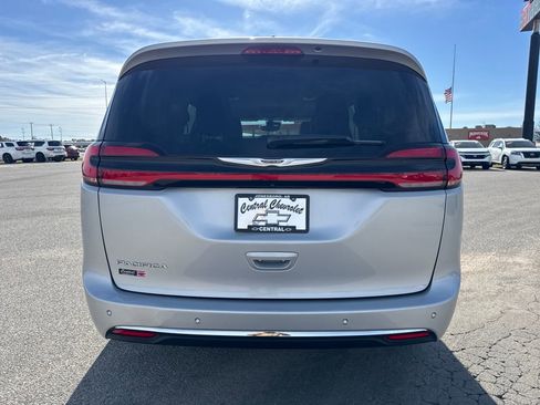 Used 2024 Chrysler Pacifica Touring-L image 5
