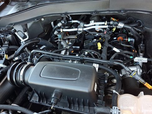 Used 2023 Ford Explorer XLT w/ Equipment Group 202A AWD/4WD image 28