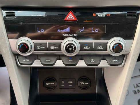 Used 2020 Hyundai Elantra SE FWD image 22