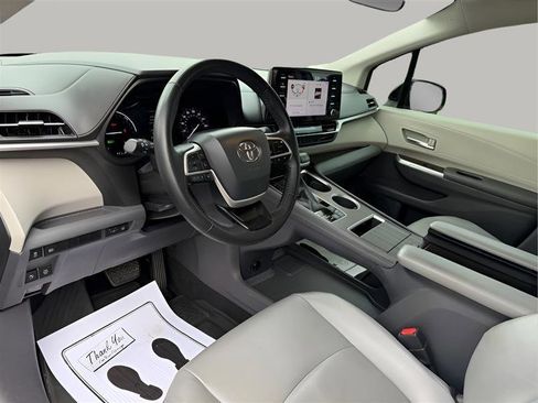 Used 2021 Toyota Sienna XLE FWD image 22
