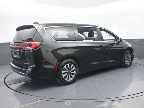 Used 2023 Chrysler Pacifica Touring-L FWD image 6