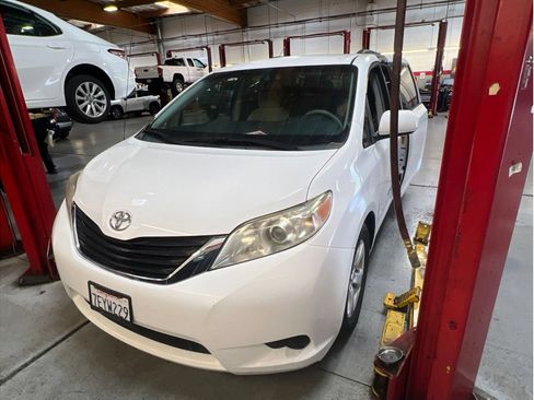 Used 2013 Toyota Sienna LE FWD image 2