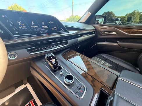 Used 2024 Cadillac Escalade ESV Sport Platinum w/ LPO, ONYX Package AWD/4WD image 31