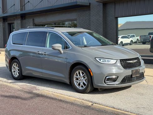 Used 2022 Chrysler Pacifica Touring-L FWD image 3