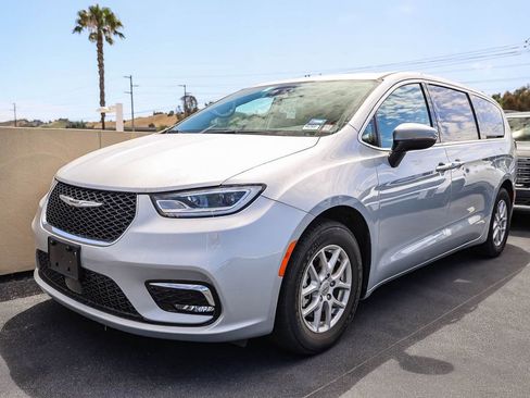 Used 2023 Chrysler Pacifica Touring-L FWD image 3