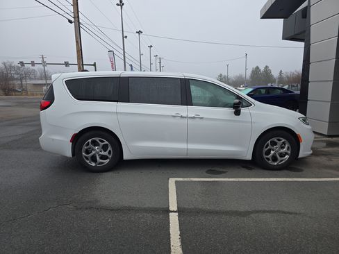 Used 2024 Chrysler Pacifica Limited image 2