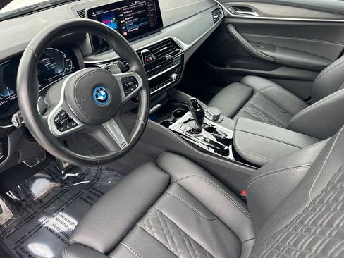 Used 2023 BMW 530e w/ M Sport Package image 9