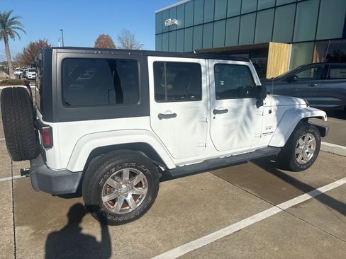 Used 2018 Jeep Wrangler Unlimited Sahara w/ Connectivity Group image 4