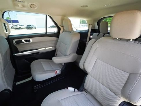 Used 2024 Ford Explorer XLT RWD image 28
