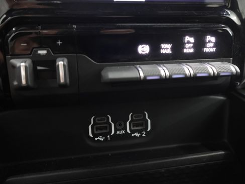 Used 2024 RAM 2500 Laramie w/ Night Edition AWD/4WD image 46