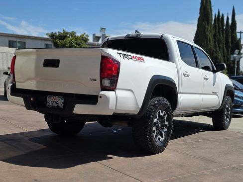 Used 2018 Toyota Tacoma TRD Off-Road w/ Technology Package AWD/4WD image 12