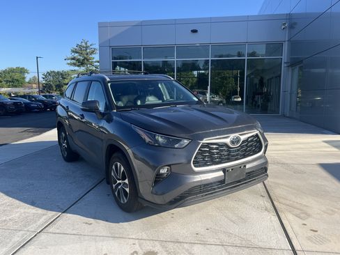 Used 2023 Toyota Highlander XLE AWD/4WD image 2