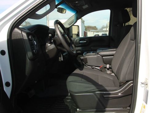 Used 2023 Chevrolet Silverado 2500 Custom w/ Custom Convenience Package image 9