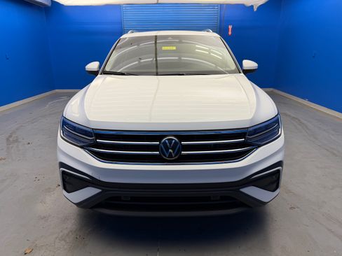 Used 2024 Volkswagen Tiguan SE w/ Panoramic Sunroof Package FWD image 3
