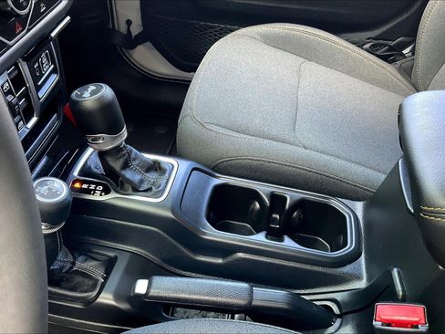 Used 2024 Jeep Wrangler Sahara image 14