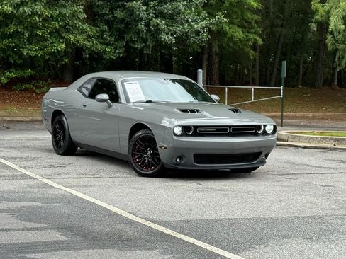 Used 2019 Dodge Challenger SXT RWD image 3