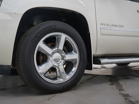 Used 2013 Chevrolet Avalanche LTZ image 31